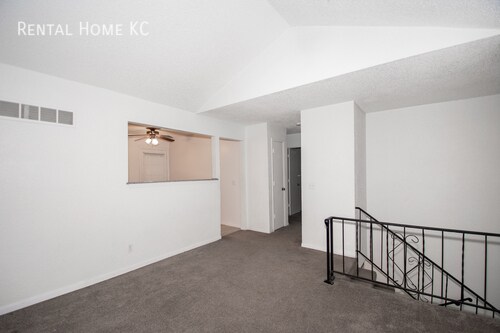 Foto del edificio - Updated 3-bed 2-full-bath Duplex w/fin bsm...