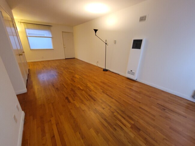 Building Photo - 2362 Walgrove Ave