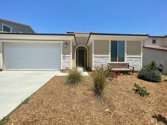 Building Photo - Comfortable & Convenient Living in the Hea...