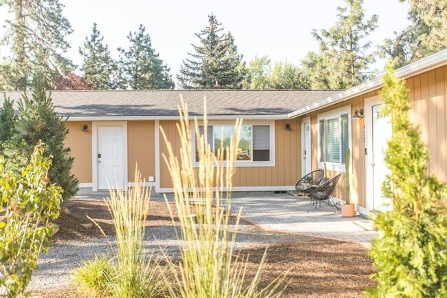 Building Photo - Railroad Duplex - 0000-RAIL-00