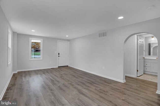 Building Photo - 605 Mace Ave