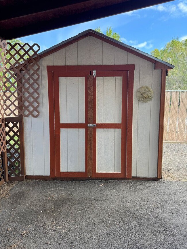 Building Photo - 3 bed 2 bath w/ AC - Water/Sewer included ...