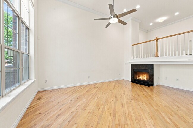 Foto del edificio - $2,895.95 with $300 Off the first month's rent, 2 Beds - 2.5 Bath, Townhome in Lone Tree with Bal...