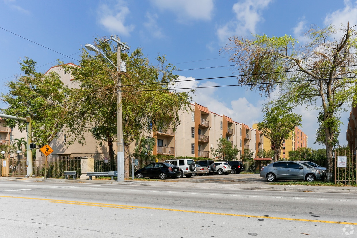 Sunset Villas Apartments in Miami, FL