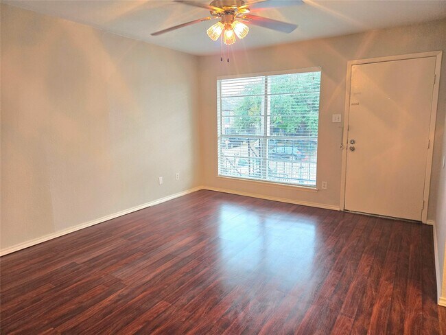 Foto del edificio - 6200 Ranchester Dr