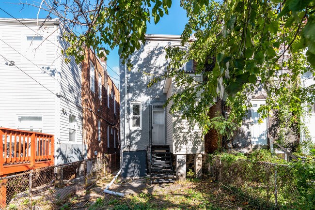 Building Photo - 3043 Belmont Ave