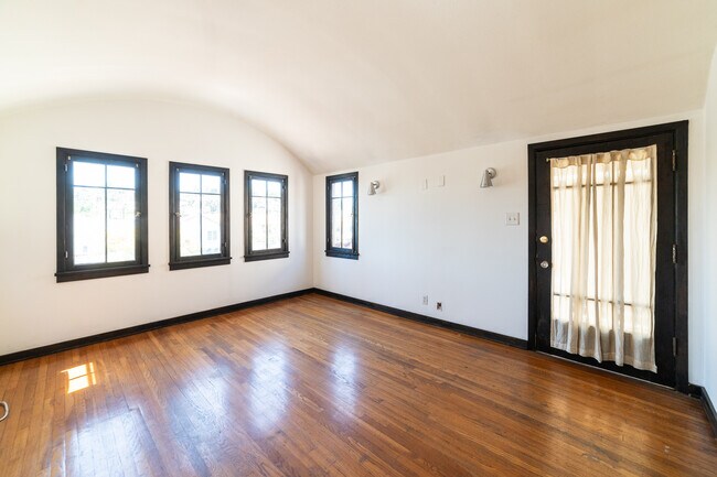 Foto del edificio - 836 Silver Lake Blvd