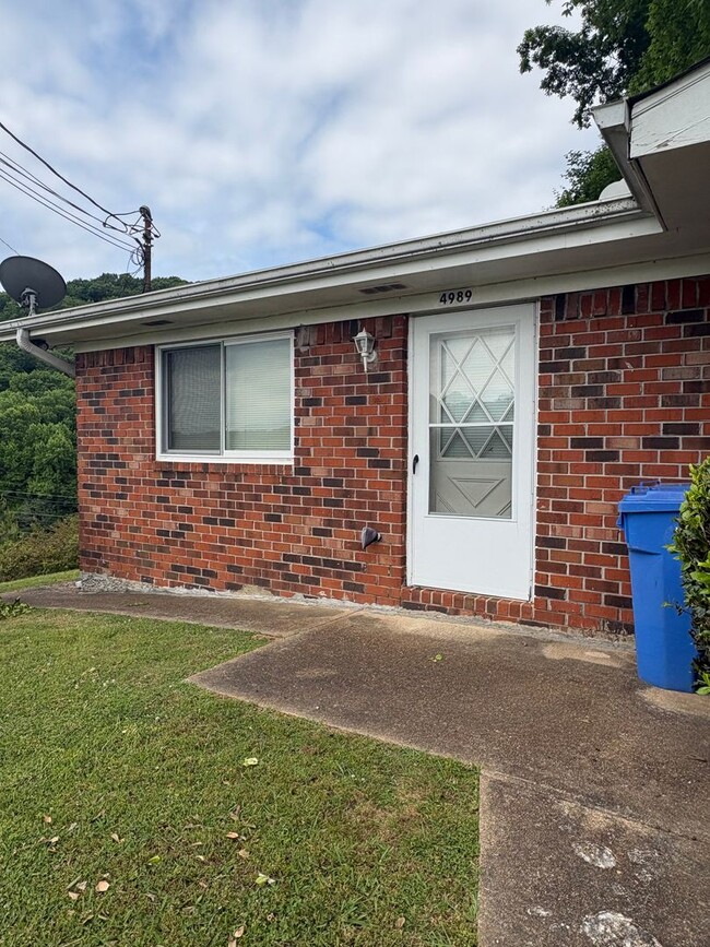 4989/4991 Eastview Terrace - 4989/4991 Eastview Terrace Apartment