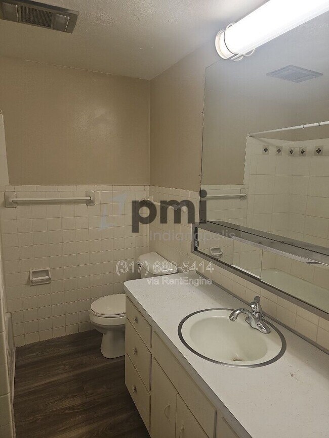 Foto del edificio - 413 W 11th St