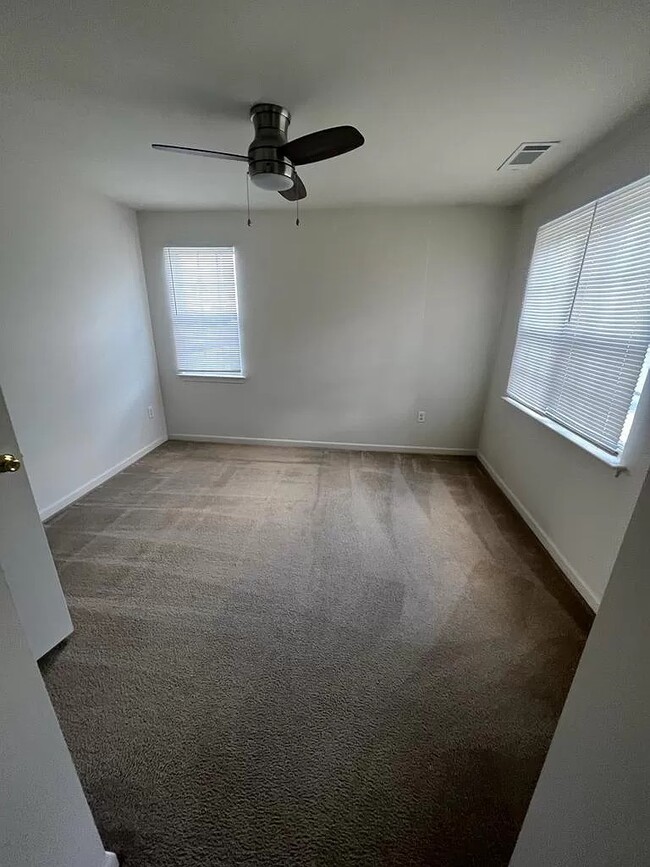Foto del edificio - 9810 Campus Walk Ln