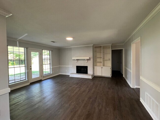 Building Photo - Forest Hills Home