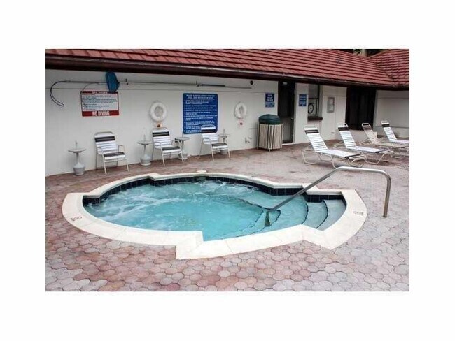 Foto del edificio - 8433 Forest Hills Dr