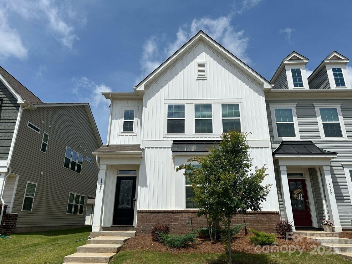 Foto principal - 15744 Country House St