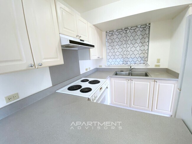 Foto del edificio - BEAUTIFUL NEIGHBORHOOD! COMFORTABLE TWO LE...