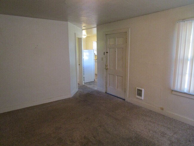 Foto del edificio - *PRICE REDUCED* 1 Bedroom Duplex Right Next to Library - Water/Sewer Included! Available NOW!