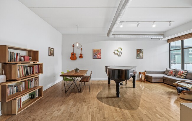 Living Room - 660 W Wayman St