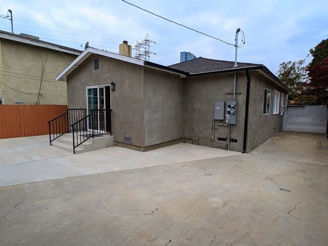 Building Photo - 2746 Thurman Ave.