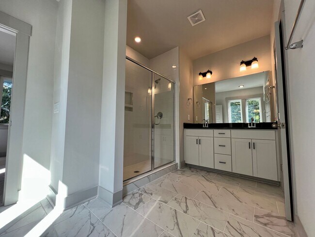 Building Photo - Luxurious 3BR/3.5BA Townhome Available Now!