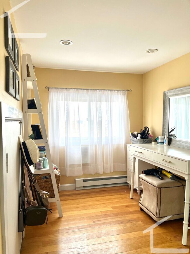 Foto del edificio - HUGE 3 bed duplex in the heart of Oak Square!