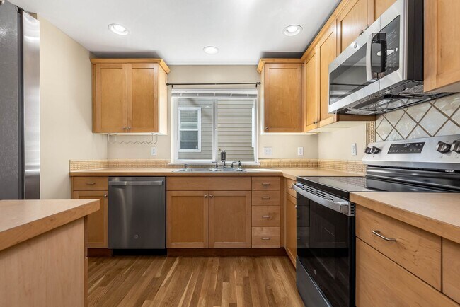 Foto del edificio - 3 bedroom/ 2.5 bathroom townhouse in Licton Springs