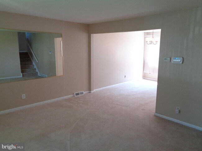 Building Photo - 208 Woodlawn Dr
