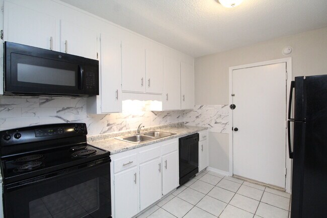 Foto del edificio - Updated 2BR/1BA Duplex Off 9 Mile Rd | All Tile Flooring | Pet-Friendly | Immediate Move-In
