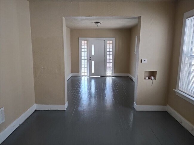 Foto del edificio - 6709 Stratford Ave