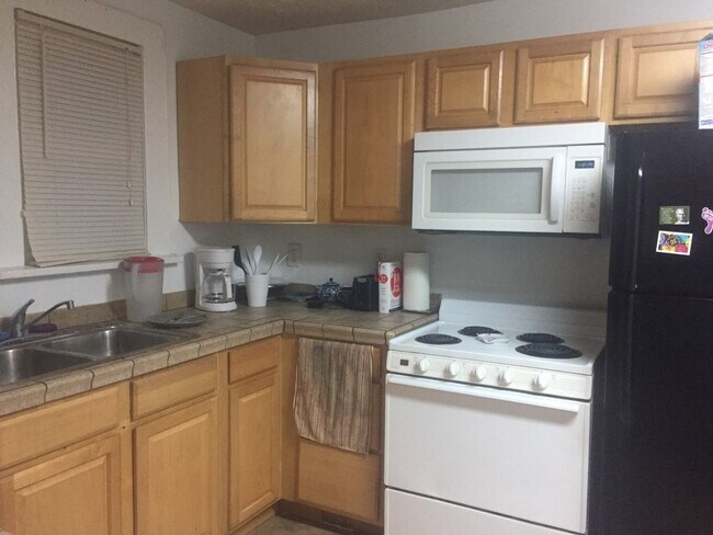 Foto del edificio - 3 BED home with rear patio available AUGUST!