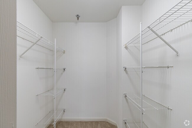 1BR, 1BA - 900SF - Árbol - Armario - The Villas at Main Street