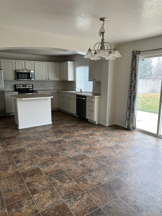 Building Photo - 4 bed 2.5 bath single family home in Nampa...
