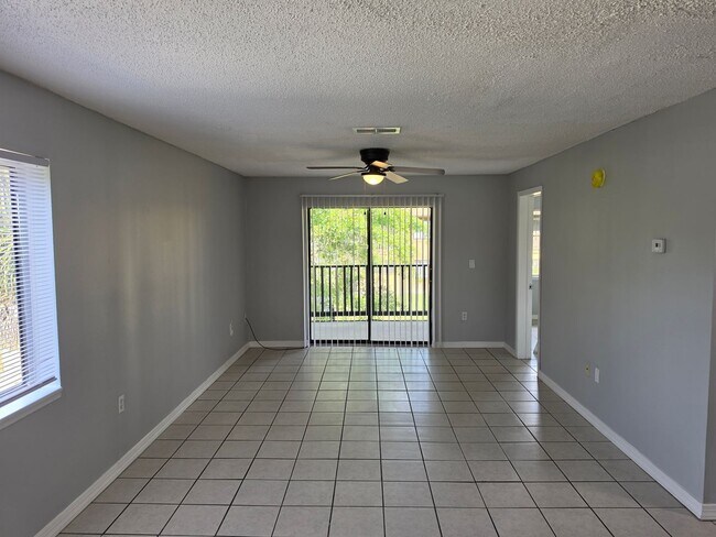 Building Photo - 2526 S Oak Ave