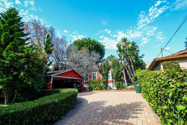 Building Photo - 703 Manzanita Ave