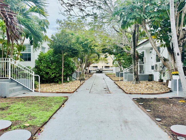 Building Photo - 8335 Crespi Blvd