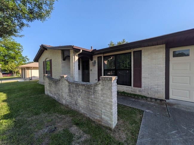 Building Photo - 6618 Cloverbend St