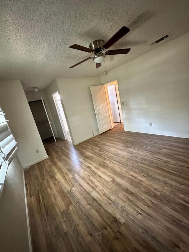 Foto del edificio - 1359 Dove St