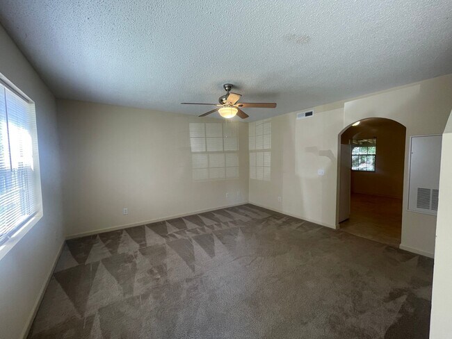 Building Photo - Beautiful 2-Bedroom Townhome in a Prime Lo...