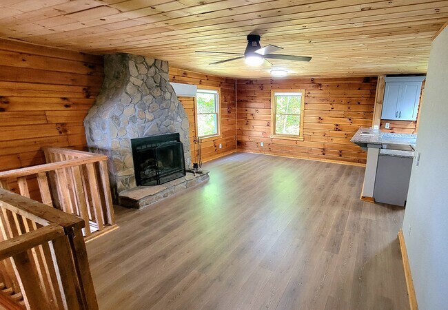 Foto del edificio - 389 Lilly Ln