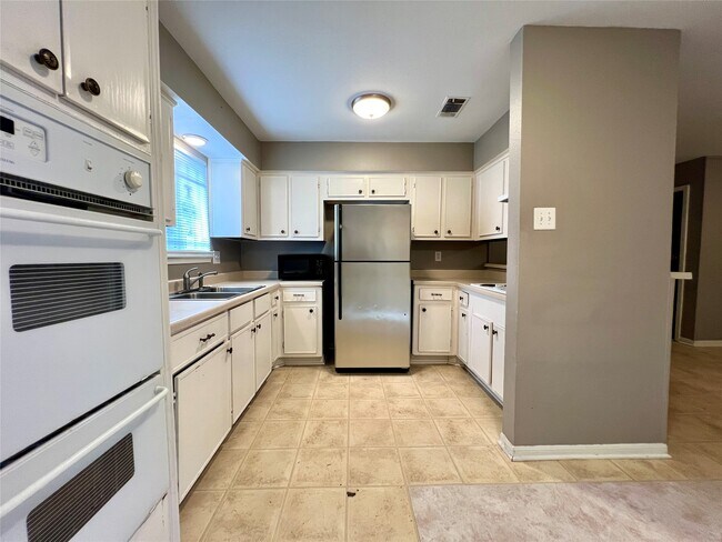 Building Photo - 12819 Claygate Dr