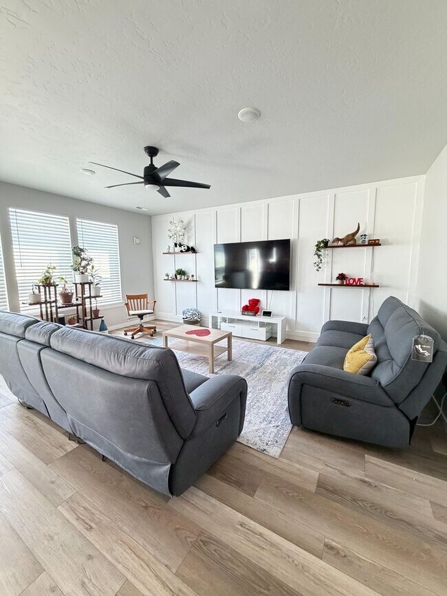 Building Photo - Stunning 4 Bedroom Home with Office and Loft!