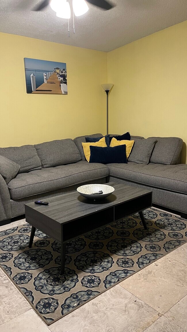 Sala de estar - 19700 SW 103rd Ct