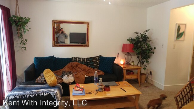 Building Photo - 1737 Beechwood Cir S