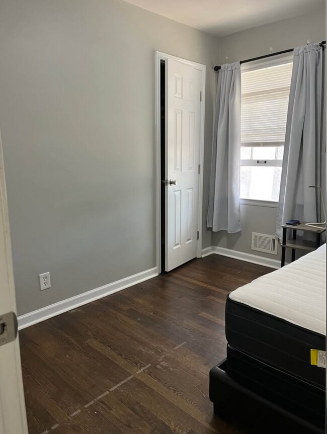 Habitación privada. Cortinas opacas. - 6140 Hillandale Dr