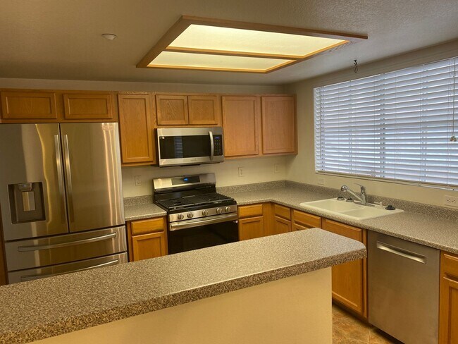 Building Photo - Beautiful & Ready for Immediate Move-In