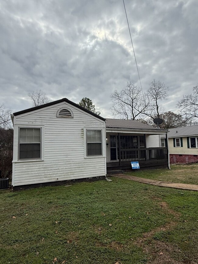 Building Photo - MUST SEE!!  2 Bedroom, 1 Bath  Home in Talladega!