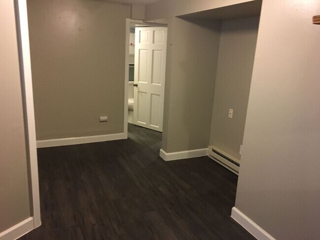 Foto del edificio - AVAILABLE SEPTEMBER 1st - 1 Bed 1 Bath Efficiency Apt across from Portland Square Park