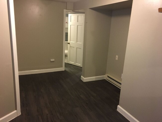 Building Photo - AVAILABLE SEPTEMBER 1st - 1 Bed 1 Bath Efficiency Apt across from Portland Square Park