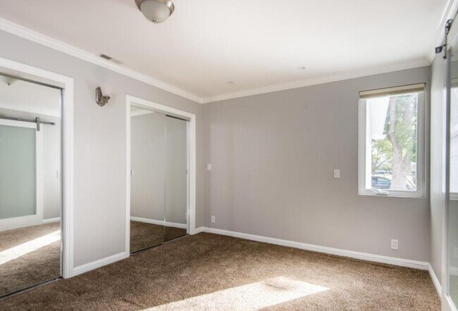 Building Photo - 5579 Marquette Dr