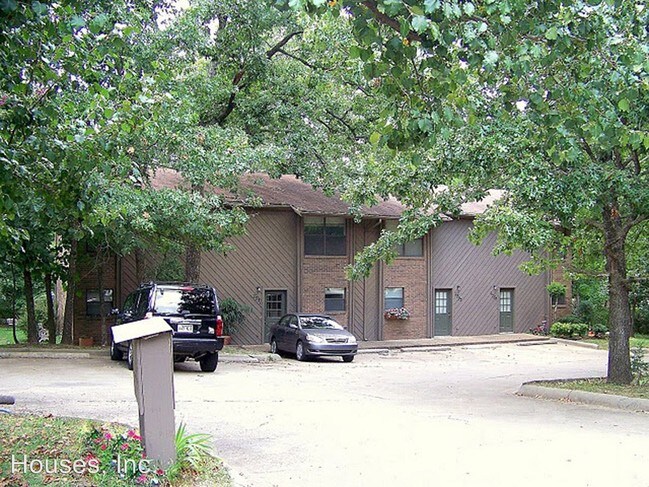 Building Photo - 2229 N East Oaks Dr
