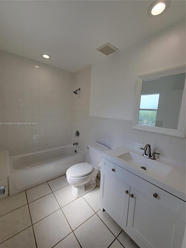 Building Photo - $3,100MONTHLY;35 SW 7TH ST #2 HALLENDALE B...