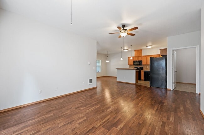 Building Photo - MOVE IN READY! 2 bed, 2 bath townhouse. No...